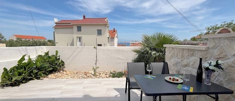 Appartement, 1 chambre | Restauration en plein air