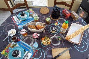 Dining - Bed and Breakfast 'Chambre Terrasse' with Shared Terrace, Shared Garden and Wi-Fi (Senonches)