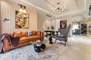 Apartamento Deluxe, balcón, vistas a la ciudad | Zona de estar