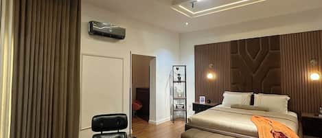 Căn hộ Deluxe, ban công, quang cảnh thành phố | Két bảo mật tại phòng, bàn, khu vực làm việc phù hợp cho laptop