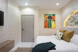 Apartamento Deluxe, balcón, vistas a la ciudad | Caja fuerte, escritorio, espacio para trabajar con un portátil