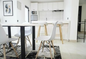 Apartamento luxo, sacada, vista para a cidade | Opções para refeição