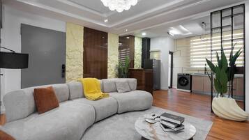 Departamento Deluxe, balcón, vista a la ciudad | Área de sala de estar