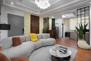 Apartamento luxo, sacada, vista para a cidade | Área de estar