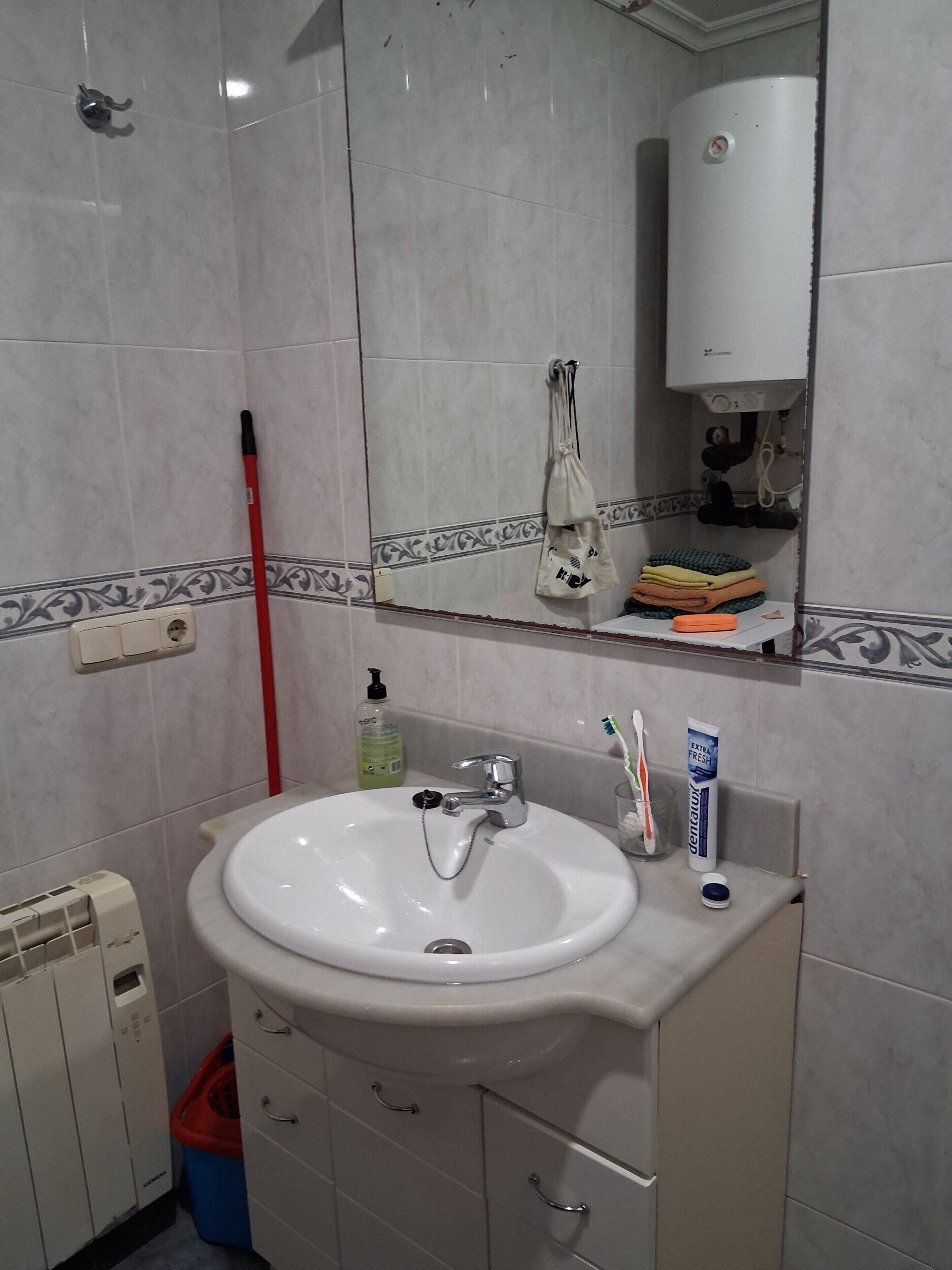 Een douche, een haardroger, handdoeken