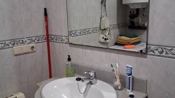 Een douche, een haardroger, handdoeken