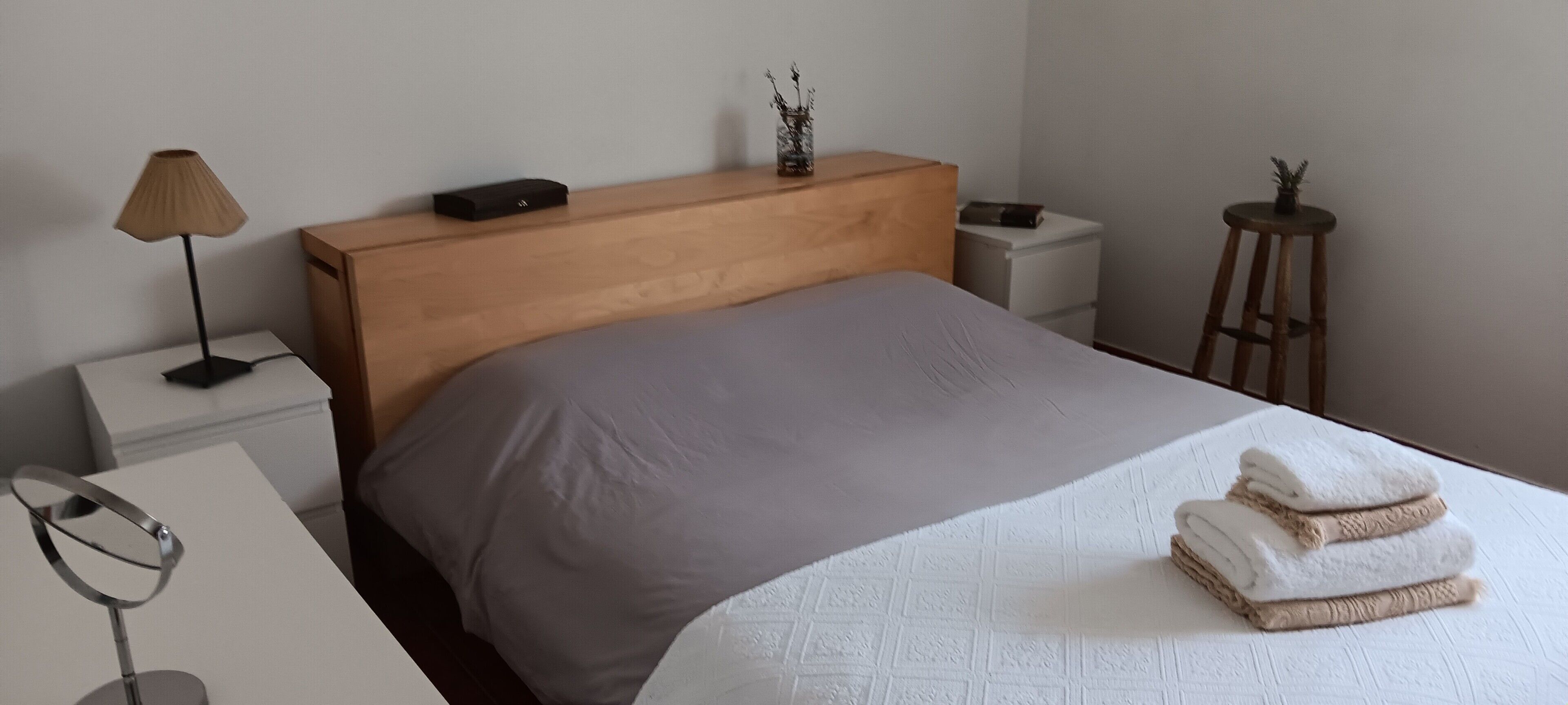 1 slaapkamer, een strijkplank/strijkijzer, beddengoed