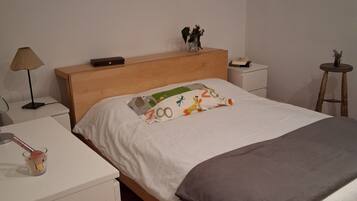 1 slaapkamer, een strijkplank/strijkijzer, beddengoed