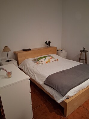 1 slaapkamer, een strijkplank/strijkijzer, beddengoed