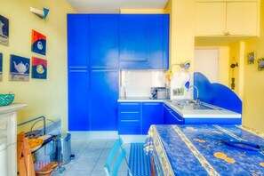 Private kitchen - Bright one-bedroom apartment with Terrace in Jean-Médecin (Nice)