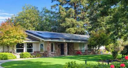 Lovely Lakeside Home: Perfect for Vacations, Weddings, Retreats.