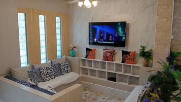 Familjehus - 3 sovrum - privat pool | Vardagsrum | 50-tums smart-tv med digitalkanaler