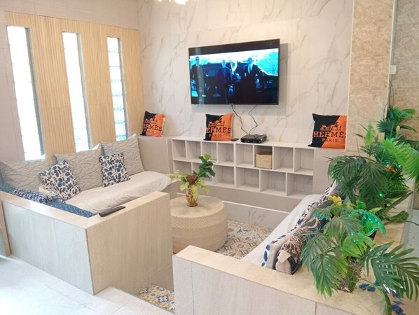 Casa familiar, 3 habitaciones, piscina privada | Sala de estar | Smart TV de 50 pulgadas con canales digitales