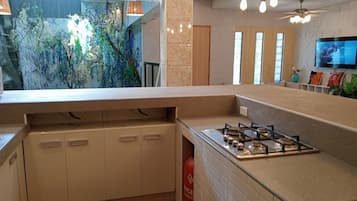 Familjehus - 3 sovrum - privat pool | Eget kök | Kylskåp, mikrovågsugn, spishäll och kaffe- och tebryggare
