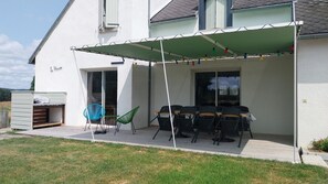 Outdoor dining - Gîte chez Léon at the Gateway to Aubrac (Peyre en Aubrac)