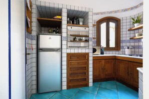Kühlschrank, Ofen, Herdplatte, Wasserkocher mit Kaffee-/Teezubehör