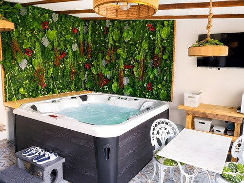 Chambre d’hôtes « V et Spa Jungle » avec spa et terrasse privée, Wi-Fi et climatisation