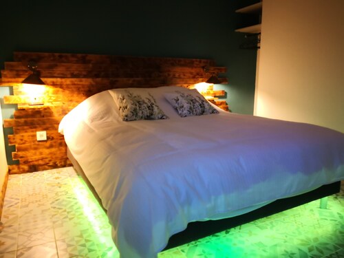 “V et Spa Jungle” Guest Room with Private Spa, Terrace, Wi-Fi & Air Conditioning