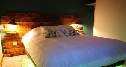 “V et Spa Jungle” Guest Room with Private Spa, Terrace, Wi-Fi & Air Conditioning