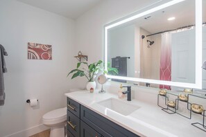 Douche, séchoir à cheveux, serviettes fournies