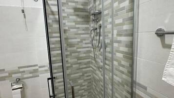Quadruple Room | Bathroom