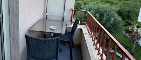 Dreibettzimmer, Balkon | Speisen im Freien