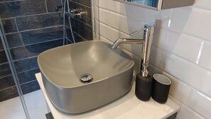 Douche, sèche-cheveux, bidet, serviettes fournies
