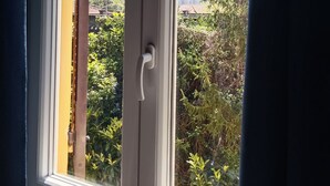 A window with a view of greenery and buildings. - Double room with private bathroom (La Spezia)