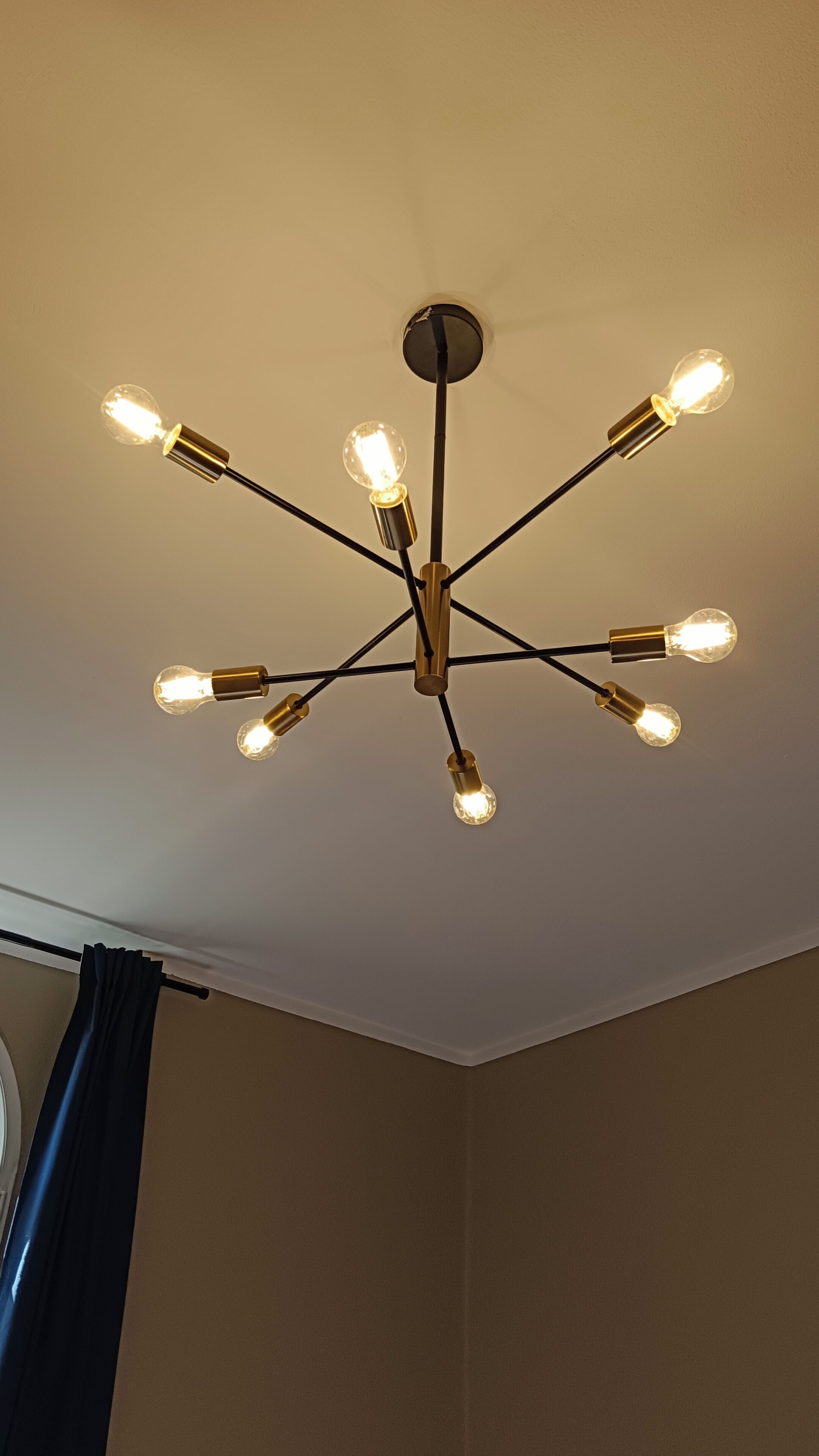 Un lampadario con diverse lampadine.