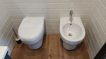 Dusche, Haartrockner, Bidet, Handtücher