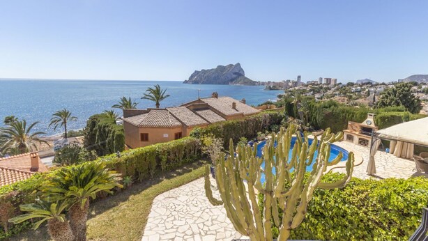 A coastal property with a pool, cacti, and a view of the sea and a mountain. - Villa Wioleta - Costa CarpeDiem (Benissa, Alicante)
