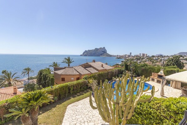 A coastal property with a pool, cacti, and a view of the sea and a mountain. - Villa Wioleta - Costa CarpeDiem (Benissa, Alicante)
