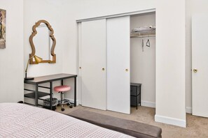 3 habitaciones, escritorio, tabla de planchar con plancha y wifi 