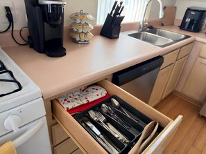 Fridge, microwave, oven, stovetop - Renovated FL3| Near UC+TQL Stadium | Free Parking (Cincinnati)