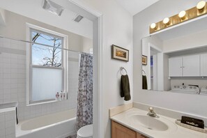 Hair dryer - Renovated FL3| Near UC+TQL Stadium | Free Parking (Cincinnati)