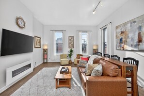 Smart TV, fireplace - Renovated FL2| Near UC+TQL Stadium| Free Parking (Cincinnati)