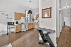 Fridge, microwave, oven, stovetop - Renovated FL2| Near UC+TQL Stadium| Free Parking (Cincinnati)