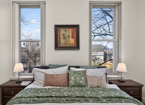 Desk, iron/ironing board, free WiFi, bed sheets - Renovated FL2| Near UC+TQL Stadium| Free Parking (Cincinnati)