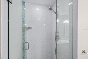 Dusche, Haartrockner, Seife, Toilettenpapier
