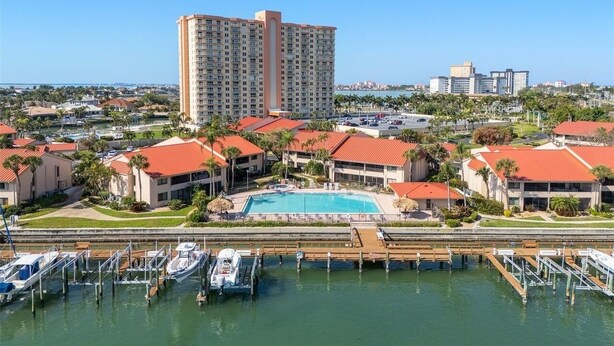 A high-rise hotel with a swimming pool, marina, and red-roofed buildings. - 5 Minutes to the beach!
Beautiful 2-bedroom Condo in St Pete (St. Petersburg)