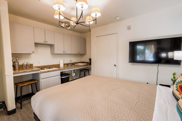 Sleek Tolleson Studio Gym Pool & Sauna - Maryvale Village – Phoenix