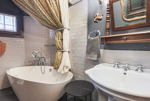 Haartrockner, Bidet, Handtücher, Toilettenpapier