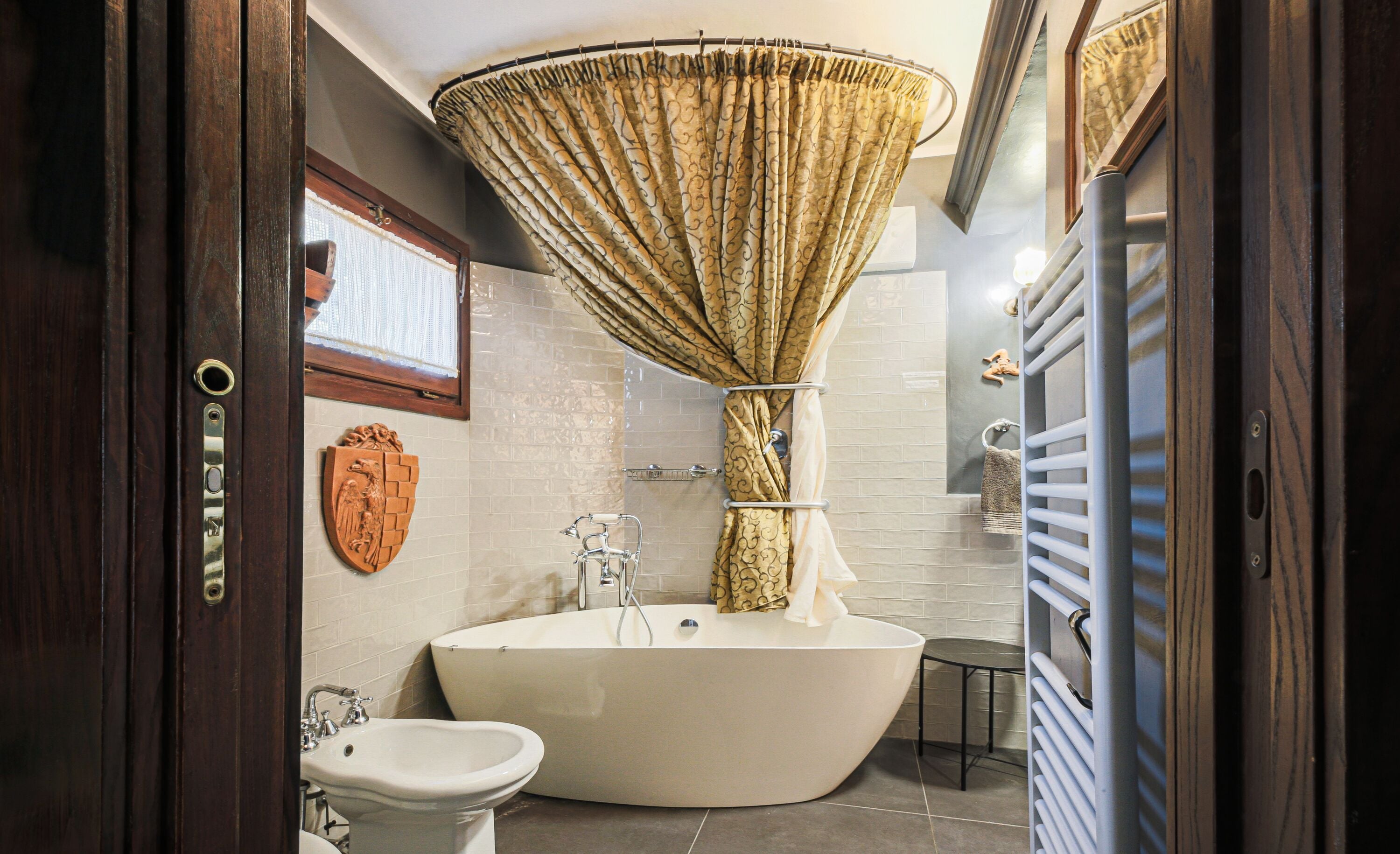 Sèche-cheveux, bidet, serviettes fournies, papier toilette