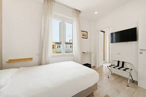 In-room safe, desk, laptop workspace, soundproofing - Alpha Domus 15 (Naples)
