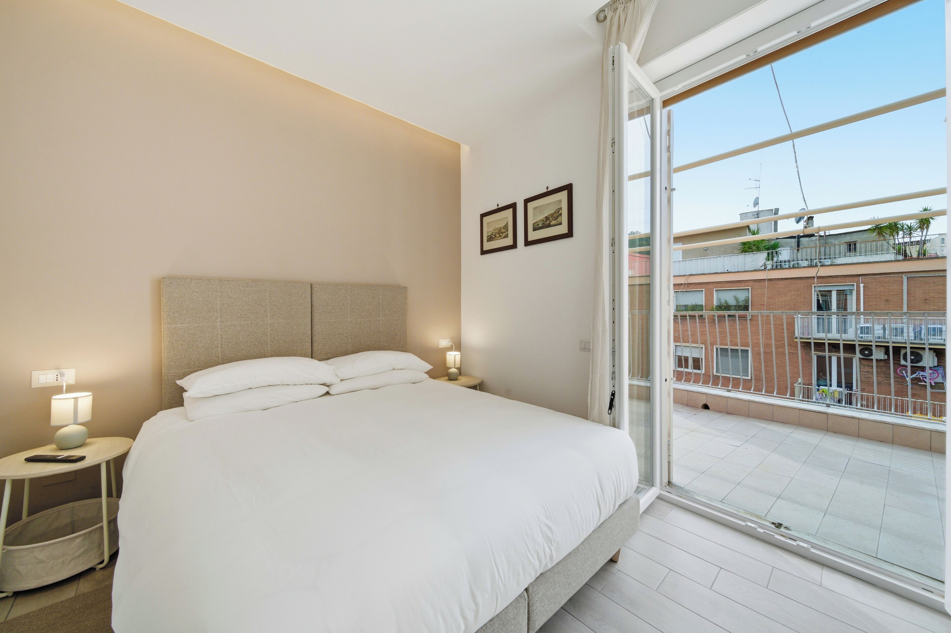 Apartament prèmium, vistes a la ciutat | Caixa forta a l'habitació i escriptori 