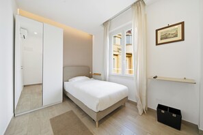 In-room safe, desk, laptop workspace, soundproofing - Alpha Domus 15 (Naples)
