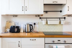 House - Spacious 2-bed Near Tower Bridge Canary Wharf (London)