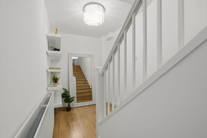 House - Spacious 2-bed Near Tower Bridge Canary Wharf (London)