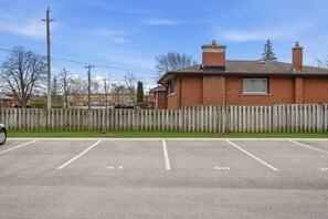 Property grounds - Incredible 2BR Townhome | Rooftop Patio! (Niagara Falls)