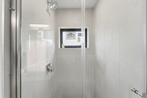 Shower, hair dryer, towels, shampoo - Incredible 2BR Townhome | Rooftop Patio! (Niagara Falls)